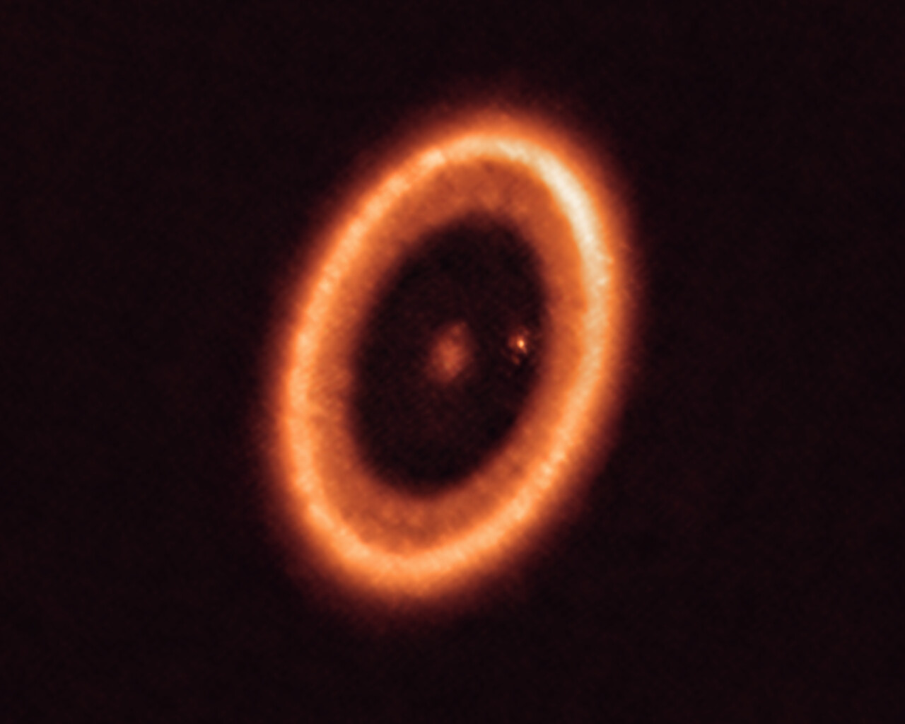 Disco protoplanetario observado a alta resolución, imagen de portada del curso Astrofísica de la Formación Planetaria.