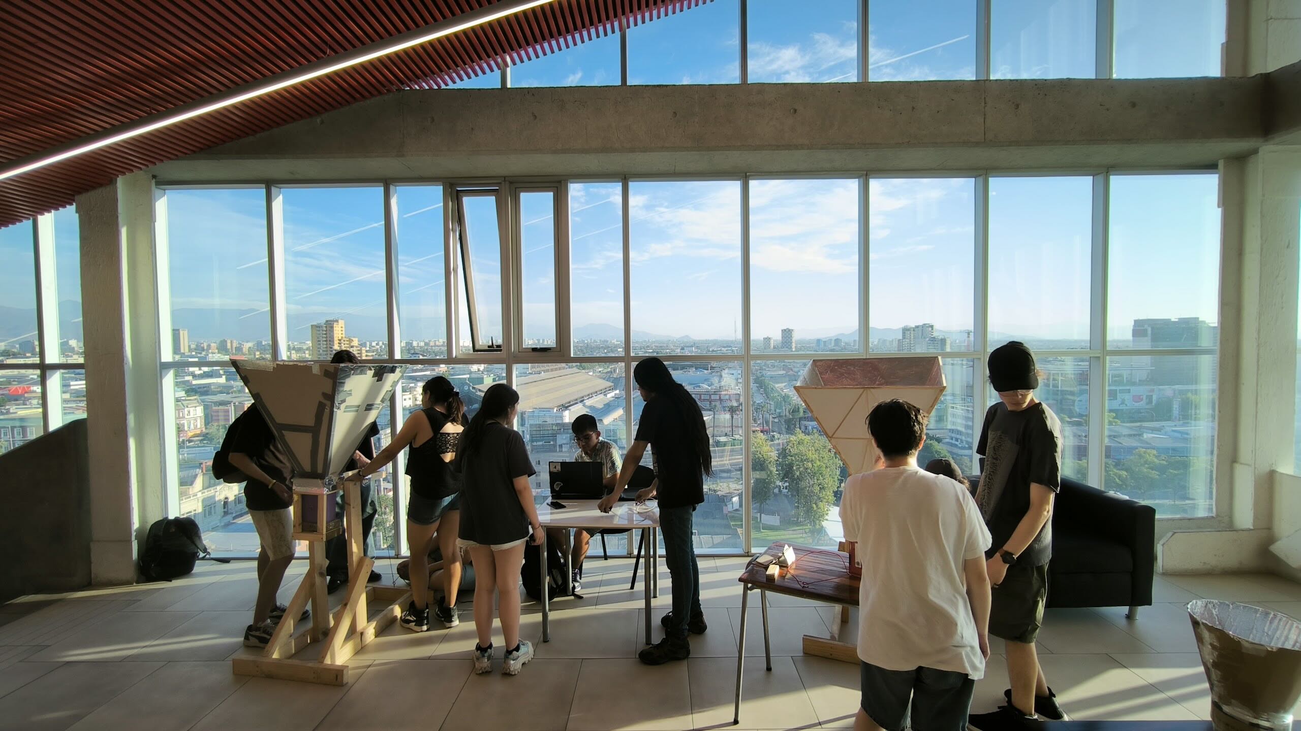 Estudiantes trabajando en proyectos de especialidad en la Universidad de Santiago de Chile.