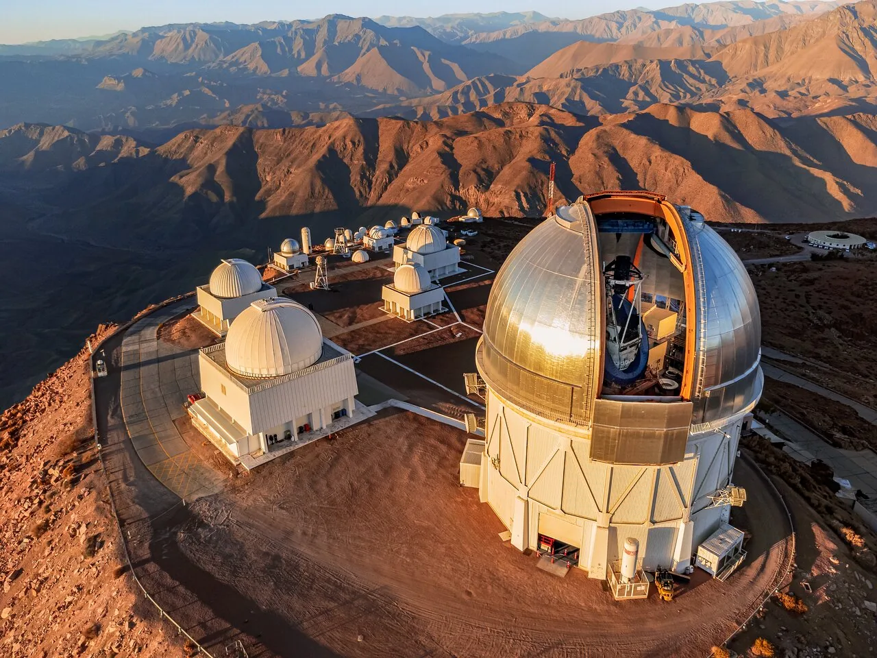 Astronomical observatory in the Atacama Desert for Ckunza Universo